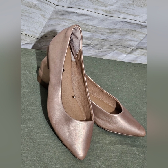 Amazon Essentials Women's Rose Gold Flats Size 6.5 - Picture 5 of 11
